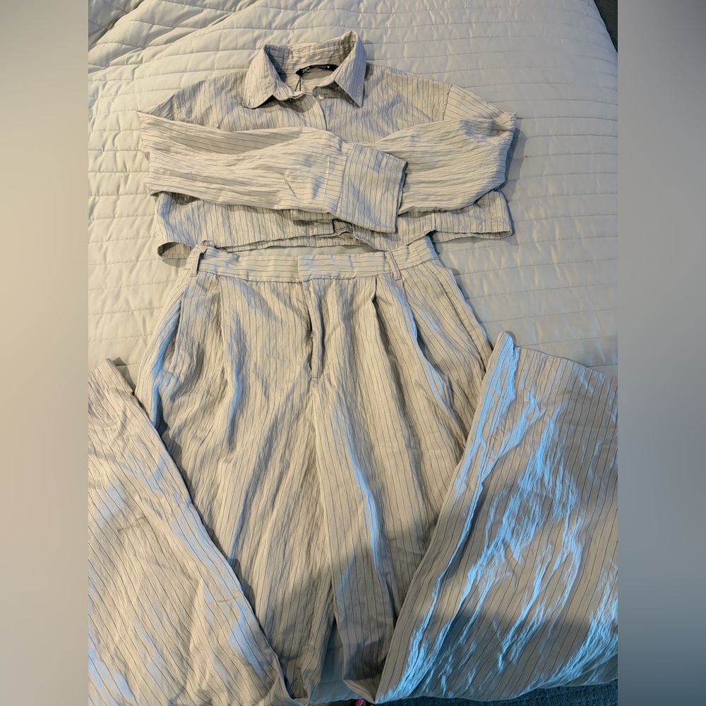 Long sleeve crop top
Wide leg pants

Gray with dark black stripes